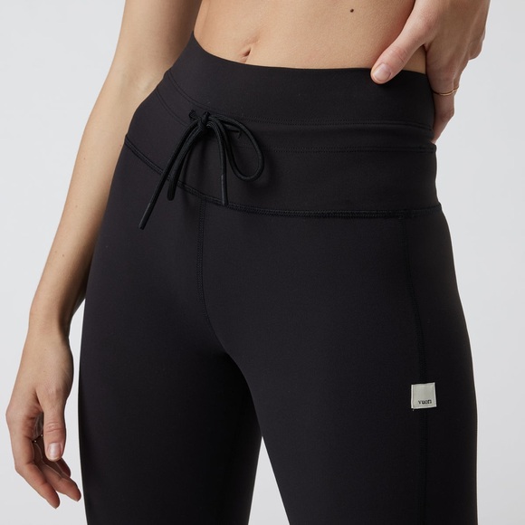 Vuori Daily Legging in Black - Picture 2 of 8